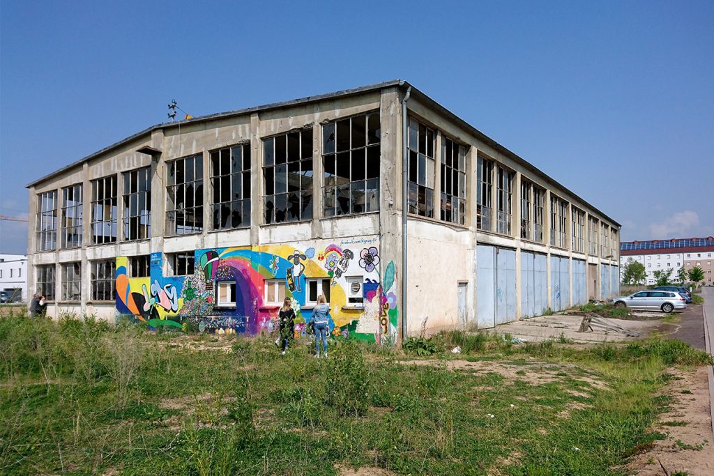 Das Bild zeigt die ehemalige Panzerhalle in Landau vor der Sanierung.