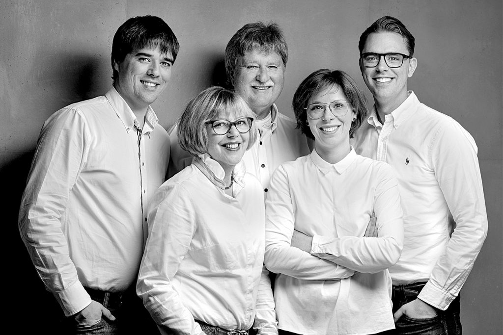 Das Bild zeigt die Familie Hüppe, Planer und Betreiber des arthotels bakker auf Borkum.