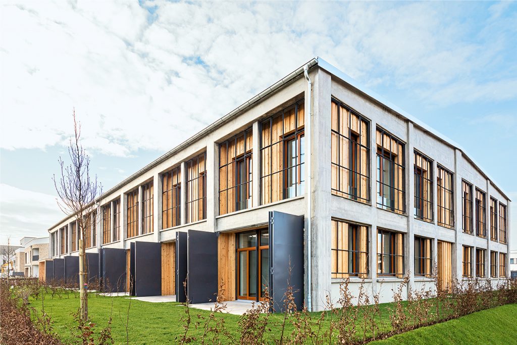 Das Bild zeigt eine Seitenansicht der fertig sanierten ehemaligen Panzerhalle in Landau.