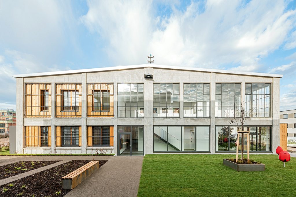 Das Bild zeigt eine Außenansicht der fertig sanierten ehemaligen Panzerhalle in Landau.