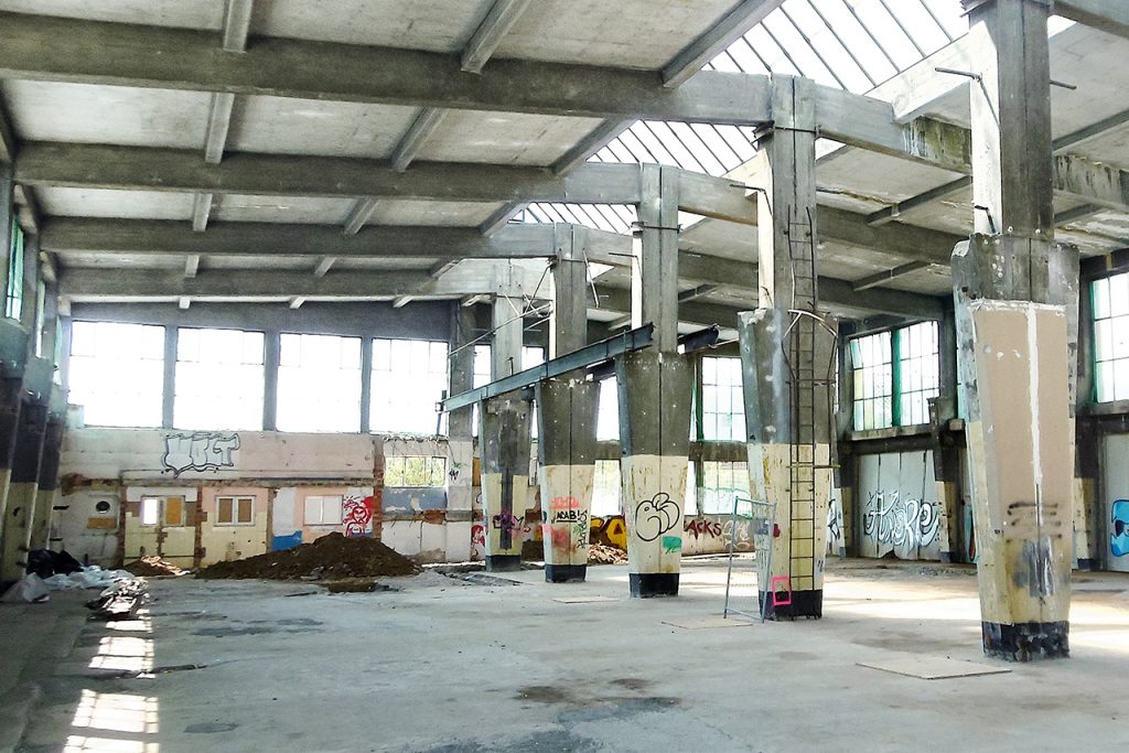 Das Bild zeigt eine Innenansicht der ehemaligen Panzerhalle in Landau vor der Sanierung.