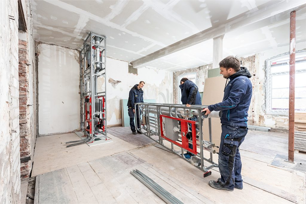Das Bild zeigt den Einbau von industriell vorgefertigten Registern der Reihe TECEsystem im arthotel bakker.