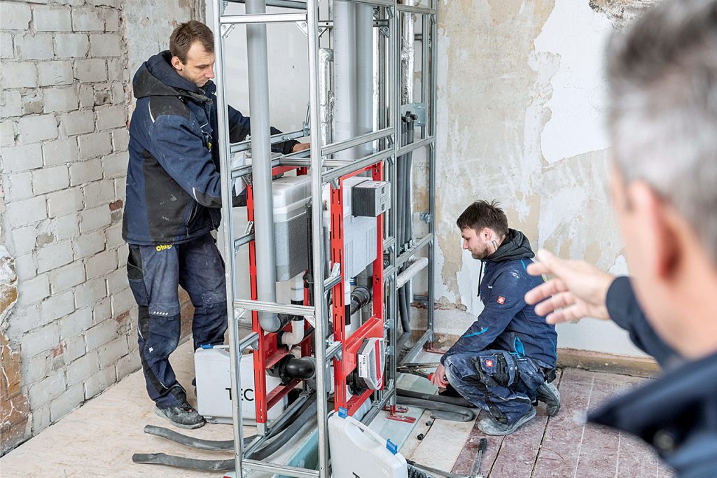 Das Bild zeigt den Einbau der vorgefertigten Register TECEsystem.
