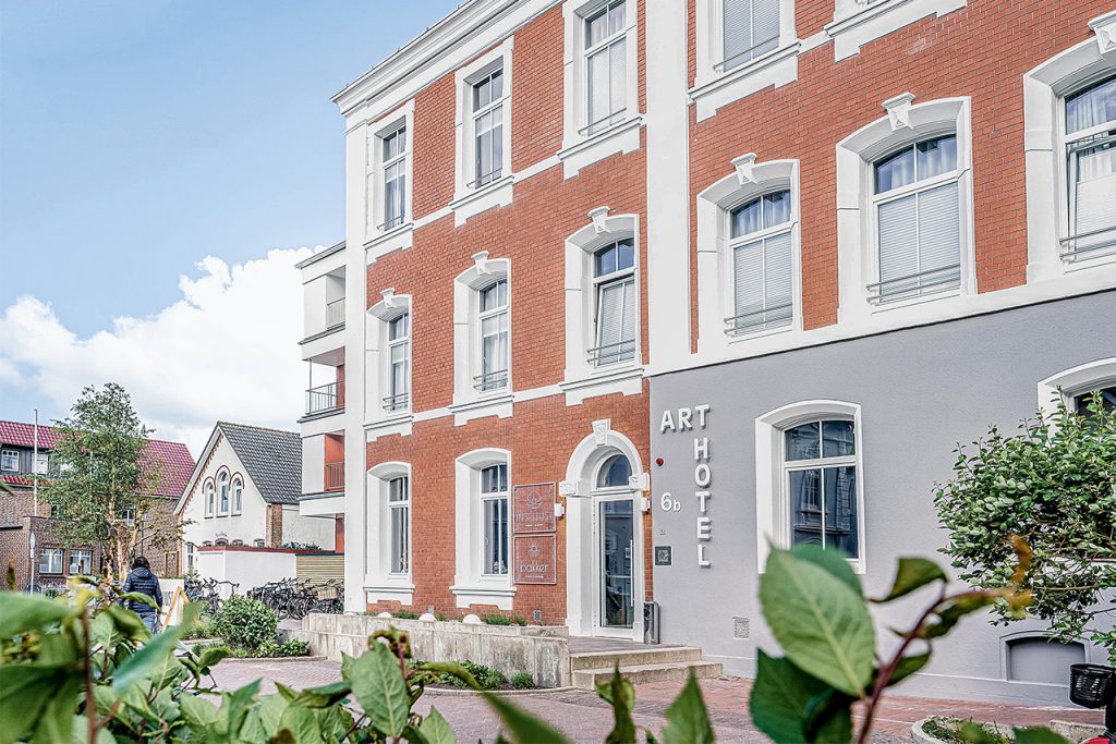 Das Bild zeigt das fertig sanierte arthotel Bakker auf Borkum.