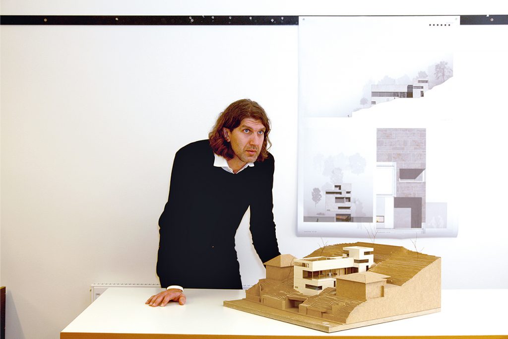 Das Bild zeigt das Karlsruher Büro Krüger Architektur beim Entwurf zum Umbau der ehemaligen Panzerhalle in Landau.
